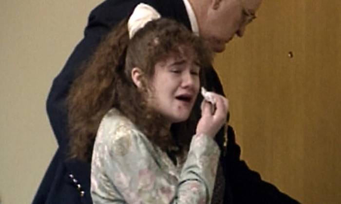 Christa Pike bật khóc sau khi bị nhận án tử hình tại Knoxville, Tennessee hồi năm 1996. Ảnh: AP