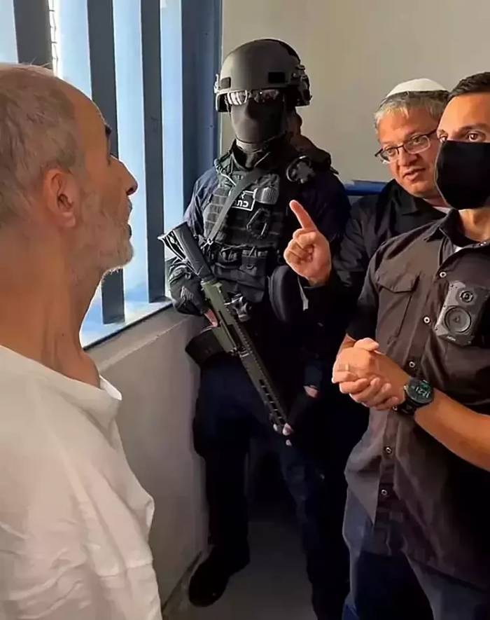 Ông Ben Gvir đối chất với tù nhân Palestine Hassan Salameh trong video được đăng hồi tháng 9. Ảnh: X/Itamar Ben Gvir