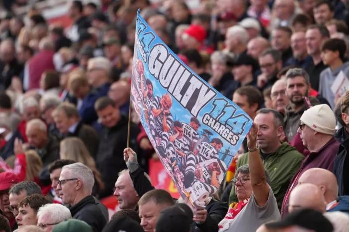 Các CĐV Liverpool cầm biểu ngữ Có tội, 114 cáo buộc, trước trận đấu với Man City ở Ngoại hạng Anh tại Liverpool, Anh, ngày 11/10/2026. Ảnh: AP