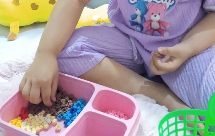 Trẻ chơi trò chơi, ghép hình giúp rèn tư duy. Ảnh: Kim Uyên