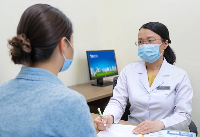 Bác sĩ Hằng đang tư vấn cho một phụ huynh. Ảnh minh họa: Bệnh viện Đa khoa Tâm Anh