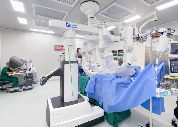 Bác sĩ Cương điều khiển robot Da Vinci Xi phẫu thuật cắt u thận trái cho ông Frank. Ảnh: Bệnh viện Đa khoa Tâm Anh