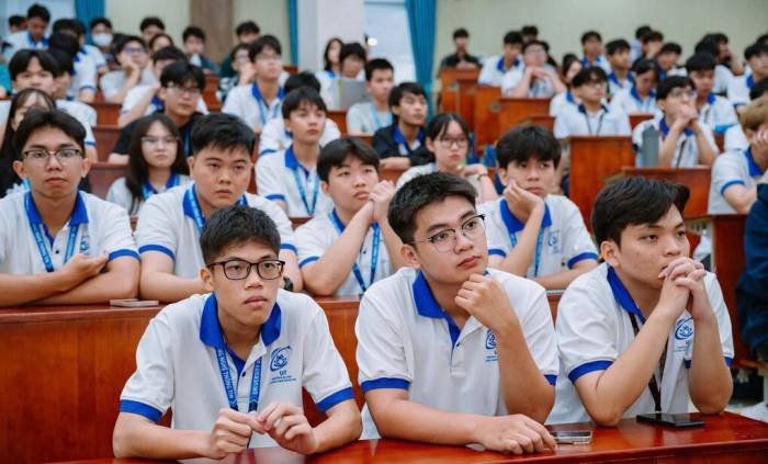Tân sinh viên trường Đại học Công nghệ Thông tin trong những ngày đầu năm học, tháng 9. Ảnh: UIT