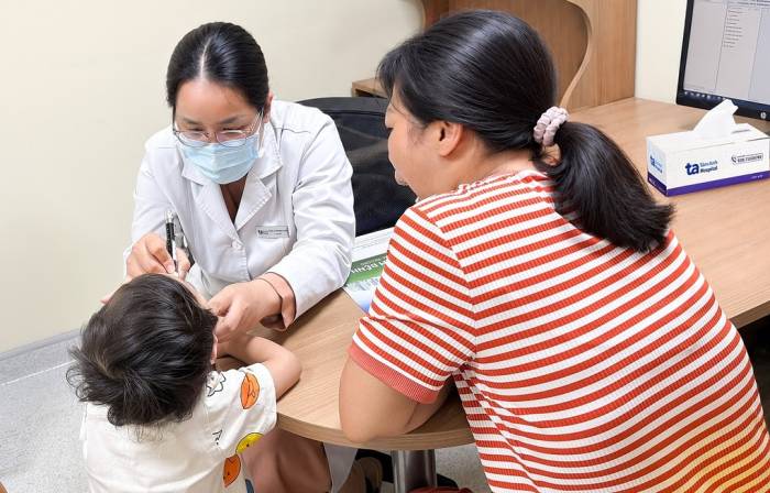 Bác sĩ Tuyền khám cho trẻ tại Bệnh viện Đa khoa Tâm Anh - Quận 8. Ảnh: Phương Đặng