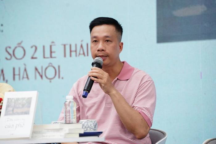 Nhà văn Trương Quý trong buổi ra mắt sách hôm 3/10, thuộc khuôn khổ Hội Sách Hà Nội năm nay. Ảnh: Nhã Nam