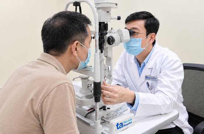 Bác sĩ Tùng kiểm tra mắt cho người bệnh sau điều trị đột quỵ. Ảnh: Bệnh viện Đa khoa Tâm Anh