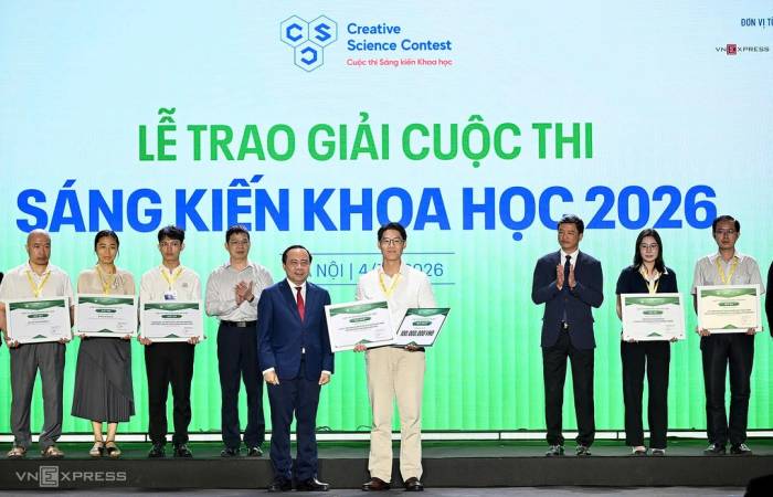 Bộ trưởng Khoa học và Công nghệ Vũ Hải Quân trao giải nhất cuộc thi Sáng kiến khoa học 2026 cho tác giả Châu Khắc Bảo Chương. Ảnh: Giang Huy