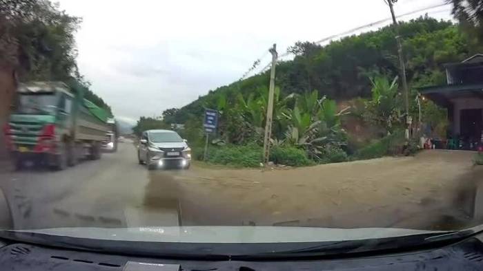 Hai ôtô lao trực diện