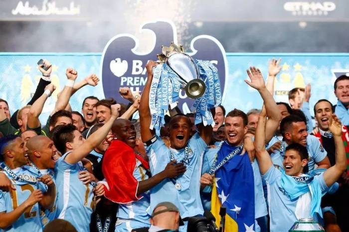 Man City mừng chức vô địch Ngoại hạng Anh đầu tiên, năm 2012. Ảnh: Reuters