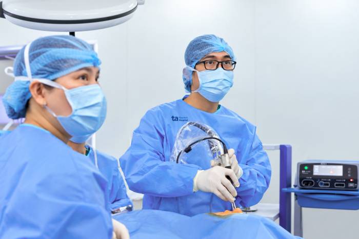 Bác sĩ Thái Duy đang phẫu thuật chỉnh hình cuốn mũi, vách ngăn cho ông Hoàng. Ảnh: Bệnh viện Đa khoa Tâm Anh