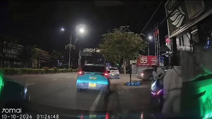 Người đàn ông mất bình tĩnh, lao xe ra đường rồi bị tông