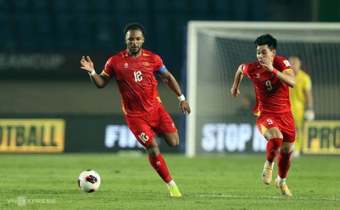 Nguyễn Đình Bắc (phải) và Nguyễn Xuân Son trong trận Việt Nam thắng Philippines 1-0 ở lượt đầu bảng B hạng Nhất FIFA ASEAN Cup 2026 trên sân Si Jalak Harupat, thành phố Bandung, Indonesia tối 26/9/2026. Ảnh: Đức Đồng
