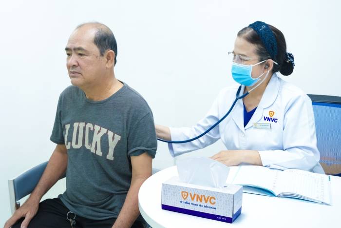 Ông Hùng khám sàng lọc tại VNVC trước khi tiêm vaccine cúm. Ảnh: Hoài Thơ