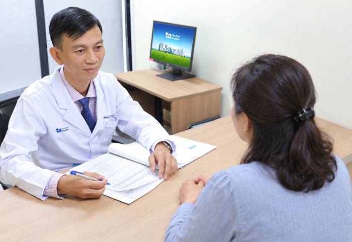 Bác sĩ Đạt tư vấn cho người bệnh. Ảnh minh họa: Bệnh viện Đa khoa Tâm Anh