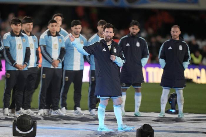 Lionel Messi phát biểu sau trận cuối cùng cho đội tuyển Argentina, trận giao hữu với Benin trên sân Monumental, Buenos Aires, Argentina, ngày 6/10/2026. Ảnh: AP