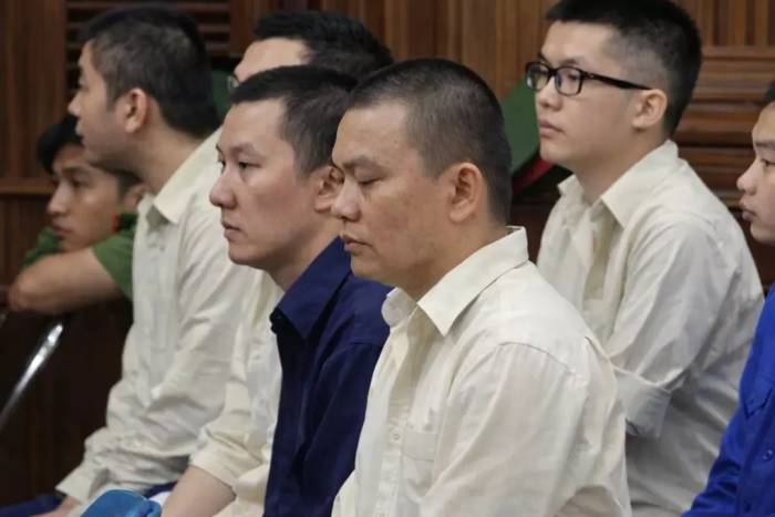 Bị cáo Hoàng Trọng Vỹ (bên phải hàng đầu) cùng đồng phạm tại tòa ngày 27/2. Ảnh: Hải Duyên