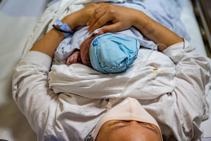 Một em bé chào đời tại Bệnh viện Phụ sản Trung ương. Ảnh: Thanh Huế