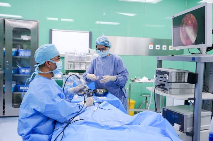 Bác sĩ phẫu thuật nội soi qua đường mũi để mở thông xoang và giải phóng chèn ép ổ mắt. Ảnh: Bệnh viện cung cấp