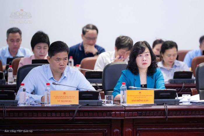 Bộ trưởng Y tế Đào Hồng Lan (áo xanh) tại phiên họp sáng 4/10. Ảnh: Cổng TTĐT Quốc hội
