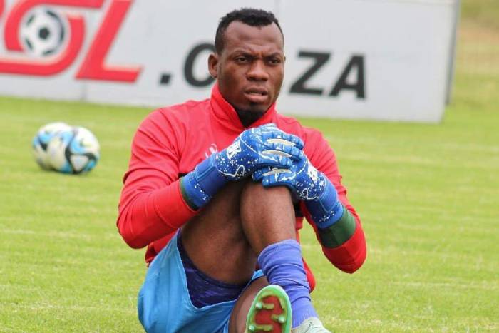 Thủ thành Marcel Dandjinou trên sân tập ở Pretoria, Nam Phi trong màu áo CLB JDR Stars mùa giải 2024-2025. Ảnh: 229foot.com