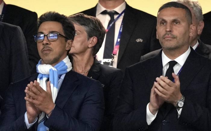 Chủ sở hữu Man City Sheikh Mansour (trái) và chủ tịch Khaldoon Al Mubarak. Ảnh: PA