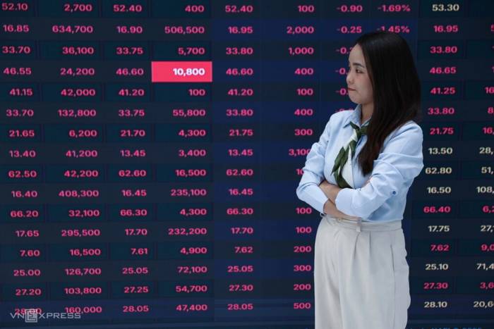 Nhà đầu tư đang theo dõi bảng giá điện tử tại một công ty chứng khoán ở TP HCM. Ảnh: Quỳnh Trần