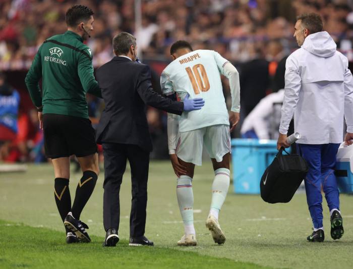 Mbappe (số 10) rời sân vì chấn thương ở trận Thổ Nhĩ Kỳ - Pháp trên sân Kocaeli, Thổ Nhĩ Kỳ ngày 25/9/2026. Ảnh: Reuters