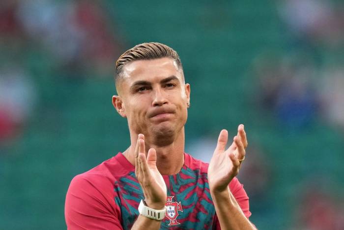 Ronaldo vỗ tay khi khởi động cho trận Bồ Đào Nha - Xứ Wales ở vòng bảng Nations League ngày 24/9, tại Lisbon, Bồ Đào Nha. Ảnh: AP