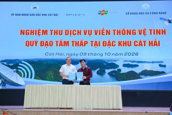 Đại diện lãnh đạo UBND đặc khu Cát Hải và Sở Khoa học và Công nghệ thành phố Hải Phòng ký biên bản nghiệm thu đưa dịch vụ viễn thông vệ tinh Starlink vào sử dụng. Ảnh: FPT Telecom