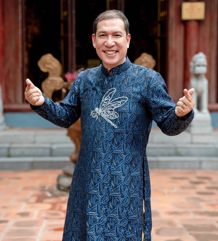 Nghệ sĩ Quang Thắng diện áo dài khi tham gia show thực tế Sao Chọn. Anh sẽ cùng Đỗ Duy Nam, host Phí Linh trải nghiệm ẩm thực tại Hải Phòng. Ảnh: Vietnam iContent