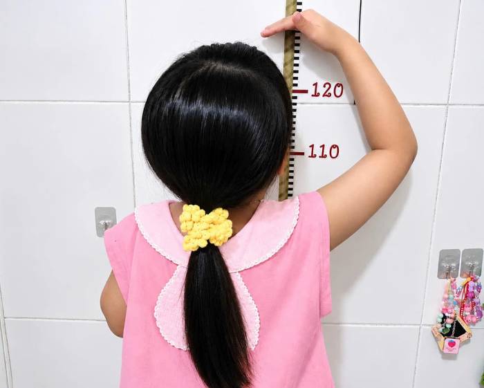 Cha mẹ nên thường xuyên theo dõi chiều cao của trẻ. Ảnh: Kim Uyên