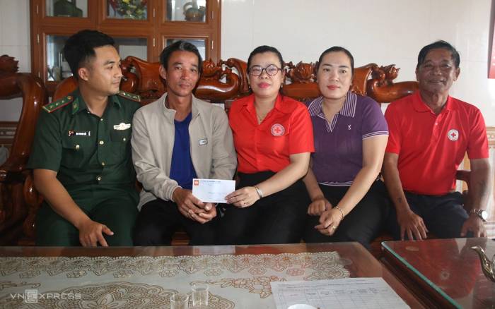 Các đoàn thể đến thăm hỏi anh Cường (thứ 2 từ trái qua) sáng 101/10. Ảnh: Đắc Thành