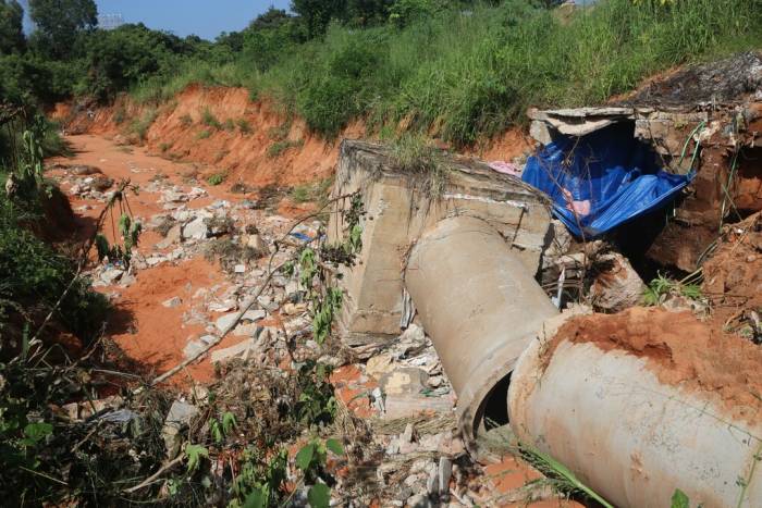 Hồ ga gom nước và cống số 1 trên đường 706B vừa bị hư hỏng. Ảnh: Việt Quốc