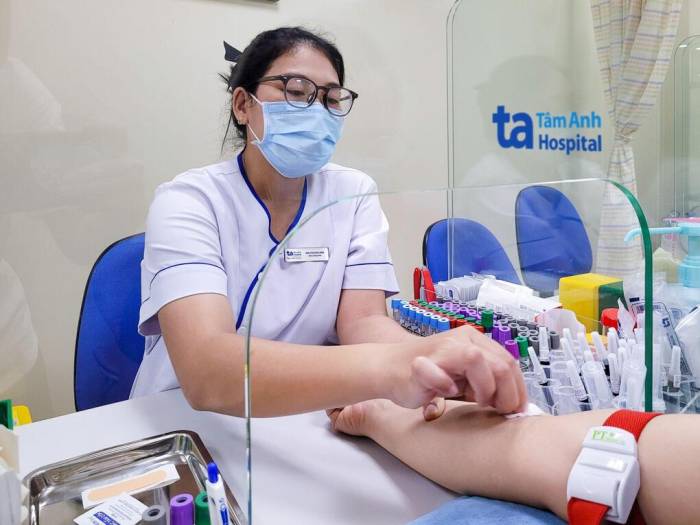 Mẹ bé được lấy máu xét nghiệm di truyền. Ảnh: Phòng khám Đa khoa Tâm Anh Quận 7