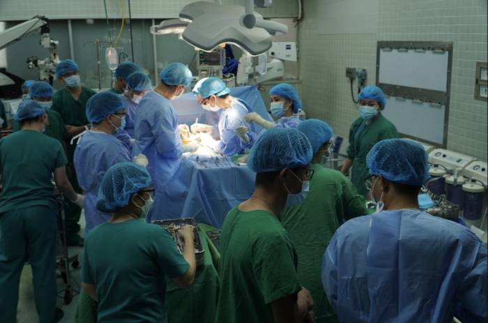 Bác sĩ Bệnh viện Chợ Rẫy trong một ca ghép tạng. Ảnh: Bệnh viện cung cấp