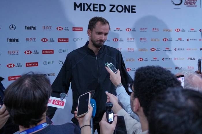 Medvedev trả lời báo chí sau khi bị truất quyền thi đấu ở bán kết đơn nam gặp Novak Djokovic tại Trung Quốc Mở rộng, ở Trung tâm Quần vợt Quốc gia, Bắc Kinh, Trung Quốc ngày 5/10/2026. Ảnh: AP