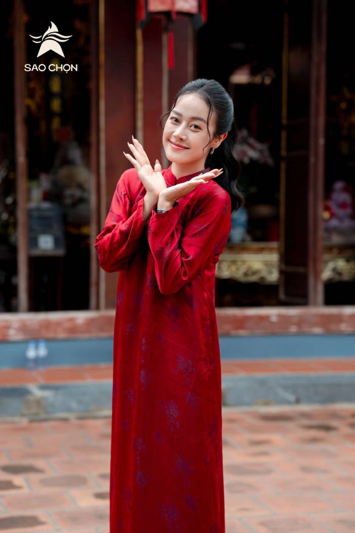 MC Phí Linh diện áo dài trong tập hai Sao Chọn, chủ đề Hải Phòng - Vị cay đất cảng, hương nồng biển khơi.