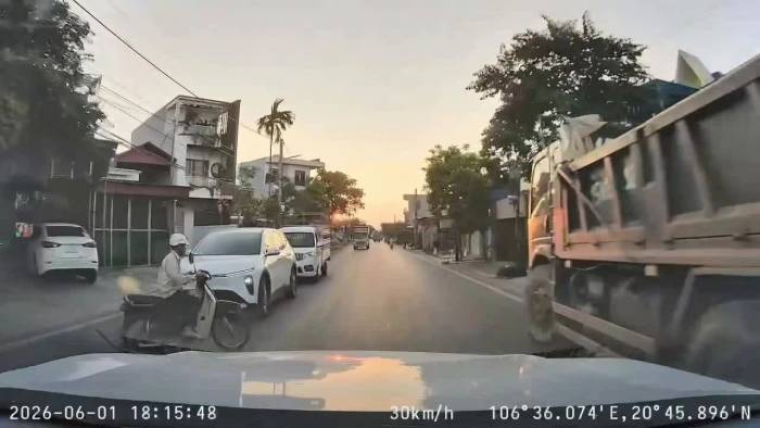Người đàn ông đi xe máy cắt ngang đầu ôtô