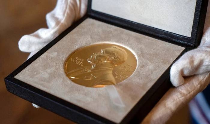 Huy chương giải Nobel năm 2020. Ảnh: AP