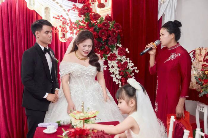 Mẹ chồng cũ dặn dò vợ chồng Linh trong ngày cưới. Ảnh gia đình cung cấp