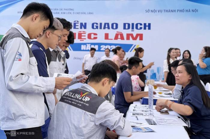 Người trẻ tìm hiểu thông tin việc làm tại phiên giao dịch do Trung tâm Dịch vụ việc làm Hà Nội tổ chức, tháng 9/2026. Ảnh: Hồng Chiêu