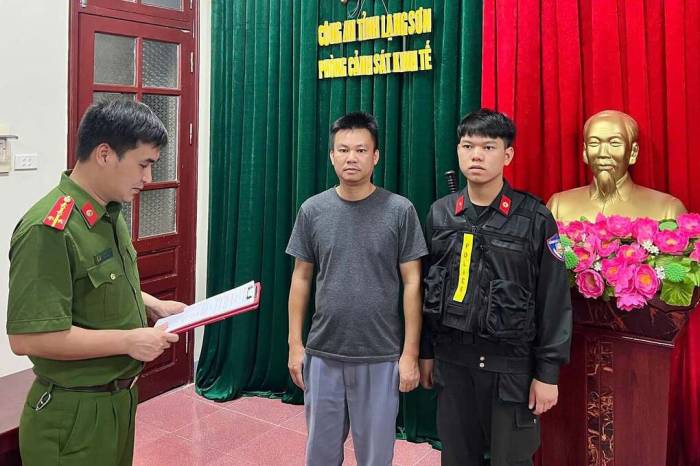 Công an thi hành lệnh với Hứa Văn Chinh. Ảnh: Công an cung cấp