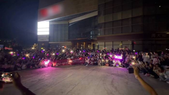 Trang Pháp giao lưu fan sau biểu diễn tại concert ở Trung Quốc