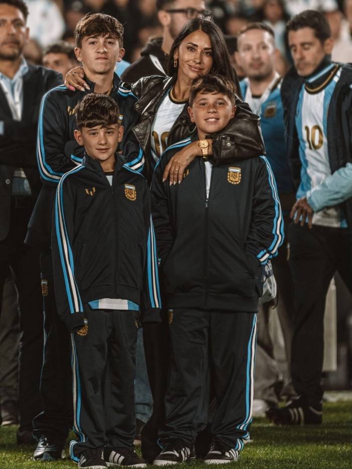 Antonela Roccuzzo và ba con trên sân Monumental. Ảnh: Instagram/Antonela Roccuzzo