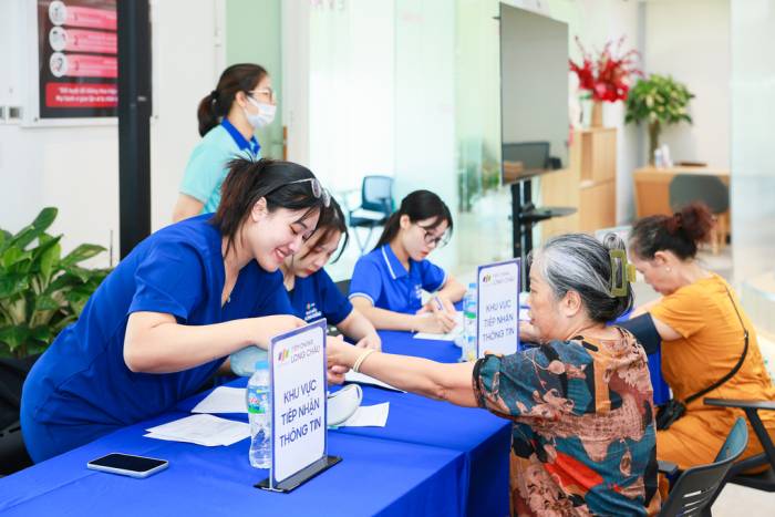 Người dân đến tiêm chủng tại Trung tâm tiêm chủng Long Châu. Ảnh: Long Châu