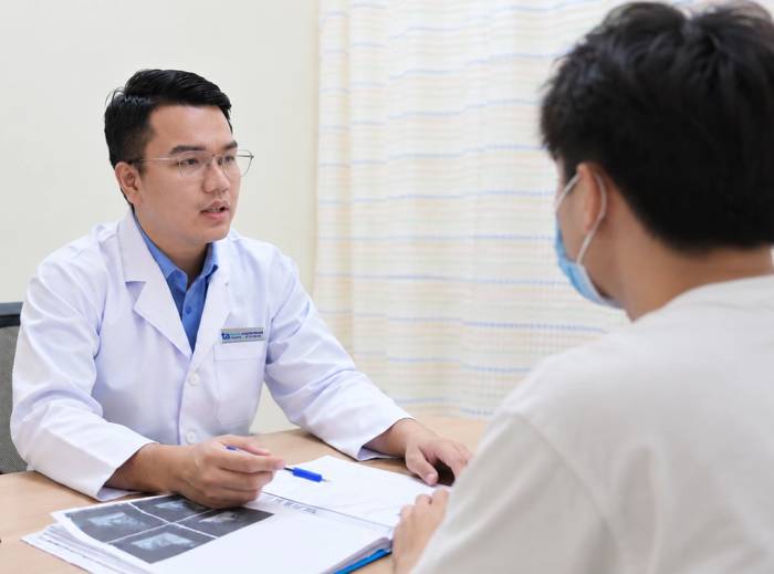 Bác sĩ Nguyễn Công Danh tư vấn sức khỏe sinh sản cho Minh. Ảnh: IVF Tâm Anh TP HCM
