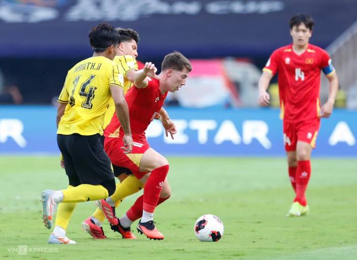 Tiền đạo Việt Nam lai Anh Williams Minh Hoàng (áo đỏ trái) thi đấu trong trận thua Malaysia 0-1 ở trận tranh giải Ba FIFA ASEAN Cup 2026 trên sân Gelora Bung Karno, Jakarta, Indonesia ngày 5/10/2026. Ảnh: Hai Tư