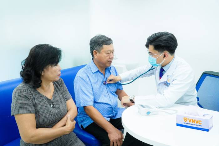 Người dân khám sàng lọc trước khi tiêm vaccine tại VNVC Thanh Lễ, Bình Dương. Ảnh: Bình An