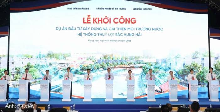 Tổng Bí thư, Chủ tịch nước Tô Lâm và đại biểu thực hiện nghi thức khởi công dự án nâng cấp, hiện đại hóa và cải thiện môi trường nước hệ thống thủy lợi Bắc Hưng Hải, chiều 9/10. Ảnh: TTXVN
