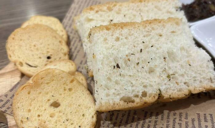 Ăn bánh mì buổi tối dễ làm tăng đường huyết. Ảnh: Anh Chi